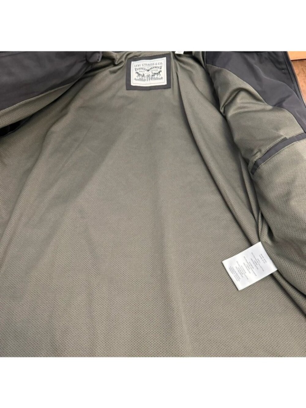Levi’s Water Resistant Jacket - Picture 6 of 9
